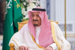 خادم الحرمين الشريفين يمنح وسام الملك عبدالعزيز من الدرجة الثالثة لـ (200) مواطن ومواطنة 3 images 45