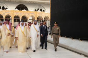 نائب أمير مكة يتشرّف بغسل الكعبة المشرفة.. نيابة عن الملك سلمان 2 2 1