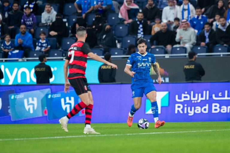 بالفيديو.-رد-فعل-جماهير-الهلال-ضد-حكم-مباراة-الرياض-ـ-عاجل