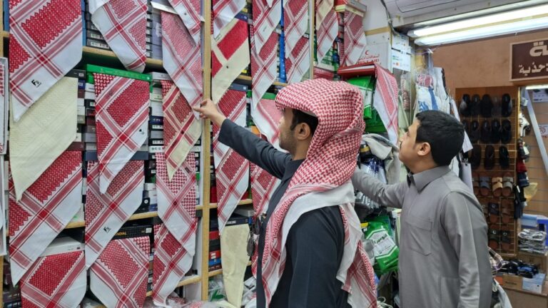 إقبال-كبير-على-محلات-الملابس-بعد-إلزام-طلاب-الثانوية-بالزي-الوطني