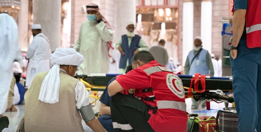 الهلال-الأحمر-السعودي-يعيد-النبض-لمعتمرة-بمطار-الملك-عبدالعزيز