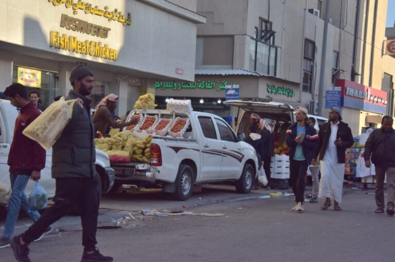 ظاهرة-الباعة-الجائلين-في-رمضان.-فوضى-وازدحام-مروري-قبل-الإفطار