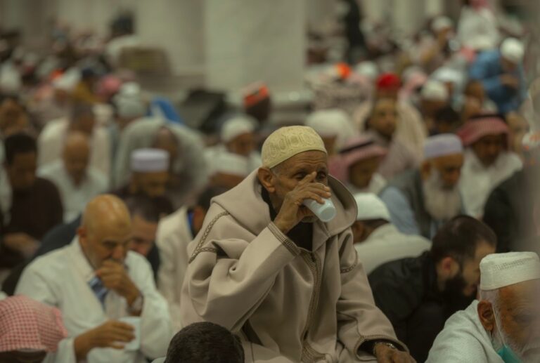 للأفراد-والجهات.-كيفية-التقديم-على-طلب-إفطار-بالمسجد-النبوي-في-رمضان