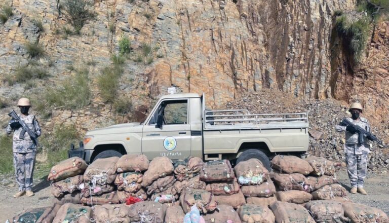 عسير.-ضبط-مخالفَين-لأمن-الحدود-لتهريب-مادتي-الحشيش-والإمفيتامين