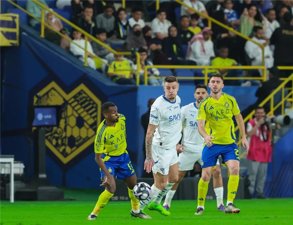 طاقم-تحكيم-أجنبي-في-مباراة-الهلال-والنصر-في-روشن