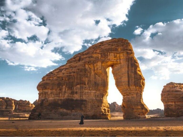العلا-تستقبل
286-ألف-سائح-خلال-عام