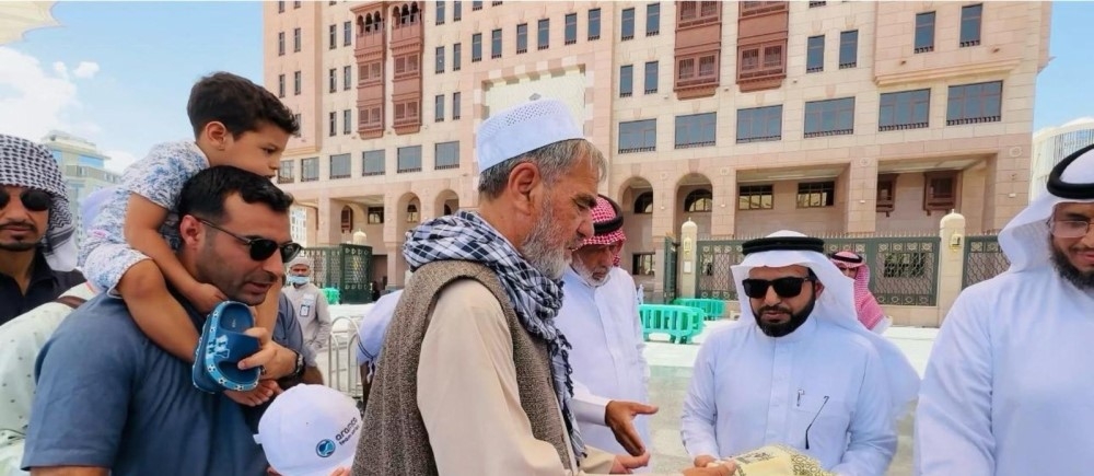 أصالة-وكرم.-الشؤون-الدينية-بالمسجد-النبوي-تستقبل-الحجاج-بالهدايا