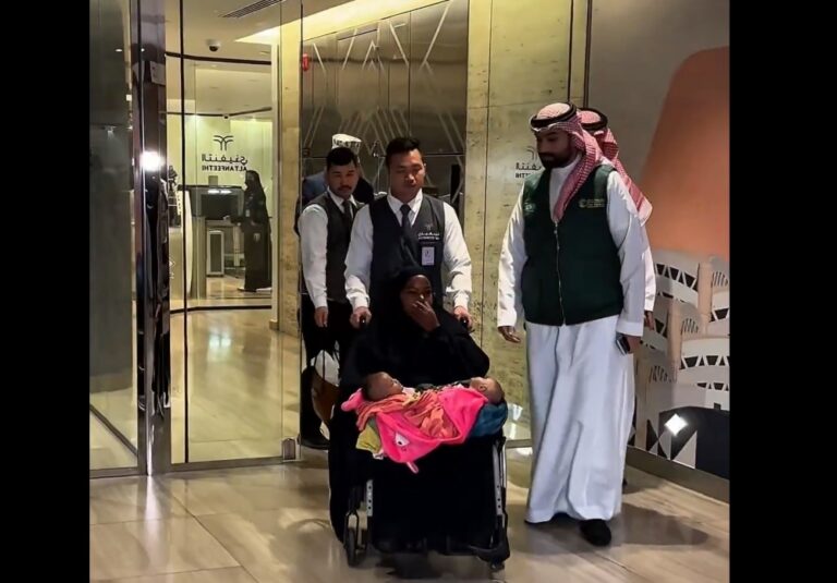 بتوجيهات-القيادة.-وصول-التوأمين-السياميين-الصوماليين-إلى-الرياض