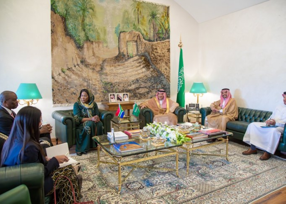 الخريجي-يستعرض-العلاقات-وأوجه-التعاون-مع-نظيرته-الجنوب-أفريقية