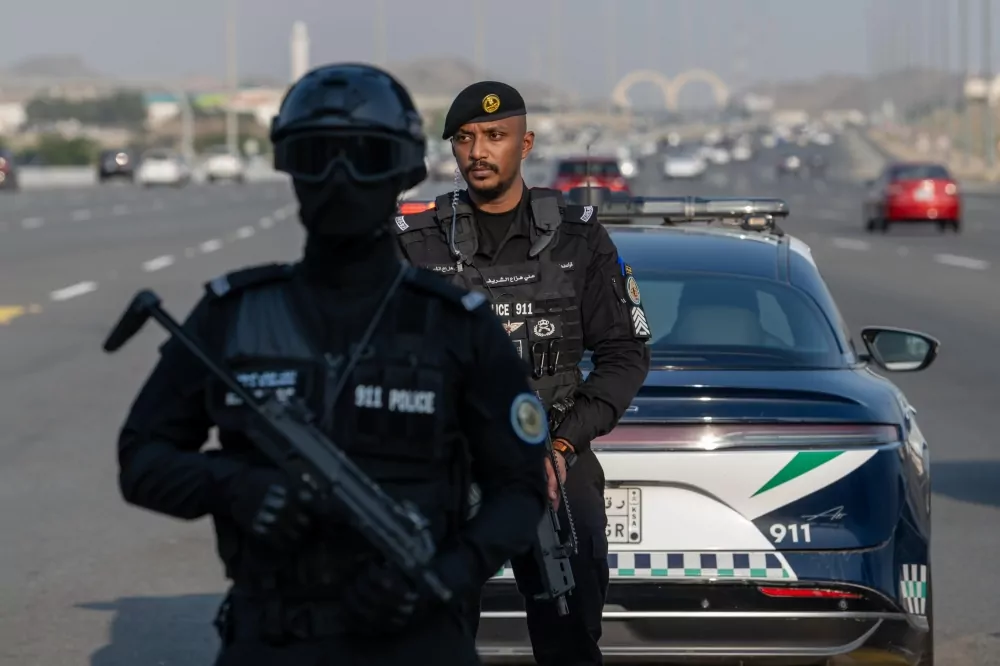 مكة-المكرمة.-ضبط-3-مقيمين-لنشرهم-إعلانات-حملات-حج-وهمية