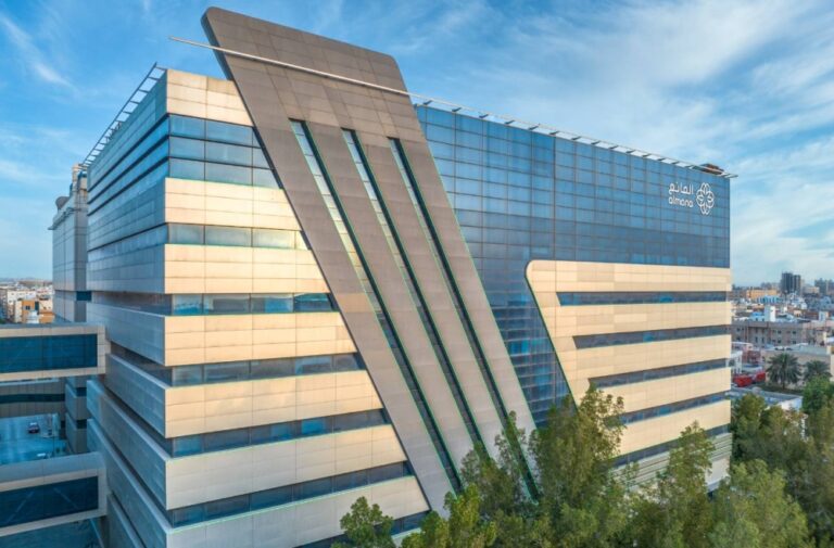 نجاح عملية دقيقة “بمستشفى المانع بالخبر” تُنهي معاناة سيدة من كسر وعدوى مزمنة في-عظمة الفخذ-–-#عاجل