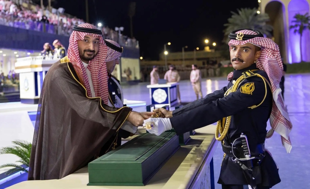 وزير-الحرس-الوطني-يرعى-حفل-تخريج-دفعتين-من-دورة-تأهيل-الضباط-وكلية-الملك-خالد