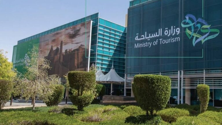 رفع-الدعم-المالي-للعاملين-في-القطاع-السياحي-من-30%-إلى-50%