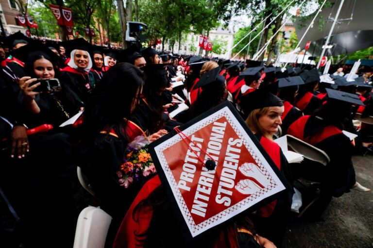 جامعة-هارفرد-تقيم-حفل-تخرج-طلابها-وسط-معركة-قضائية-مع-إدارة-ترامب