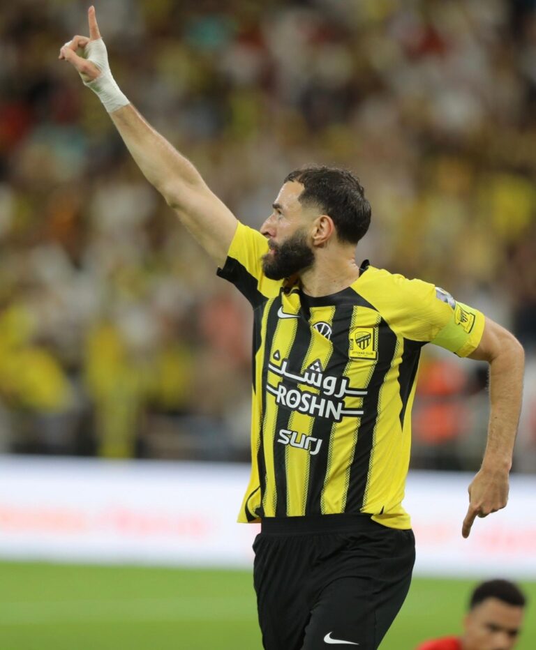 كريم-بنزيما-يرفع-بطولته-الـ35-ويكتب-التاريخ-مع-الاتحاد