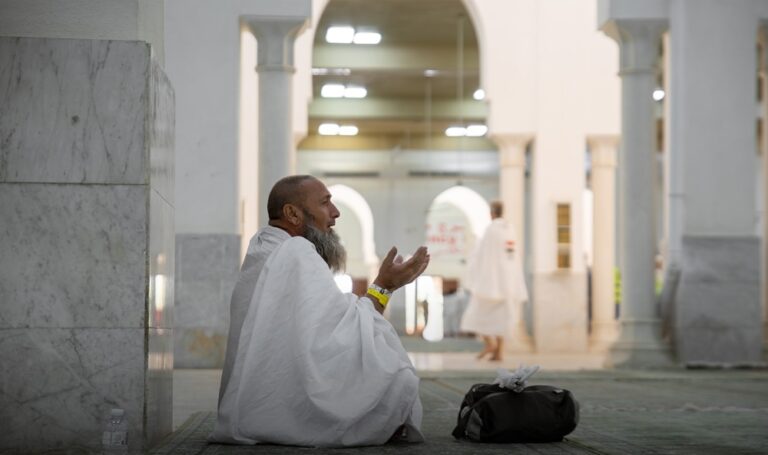 وسط-أجواء-إيمانية.-الحجاج-يؤدون-صلاتي-الظهر-والعصر-في-مسجد-نمرة