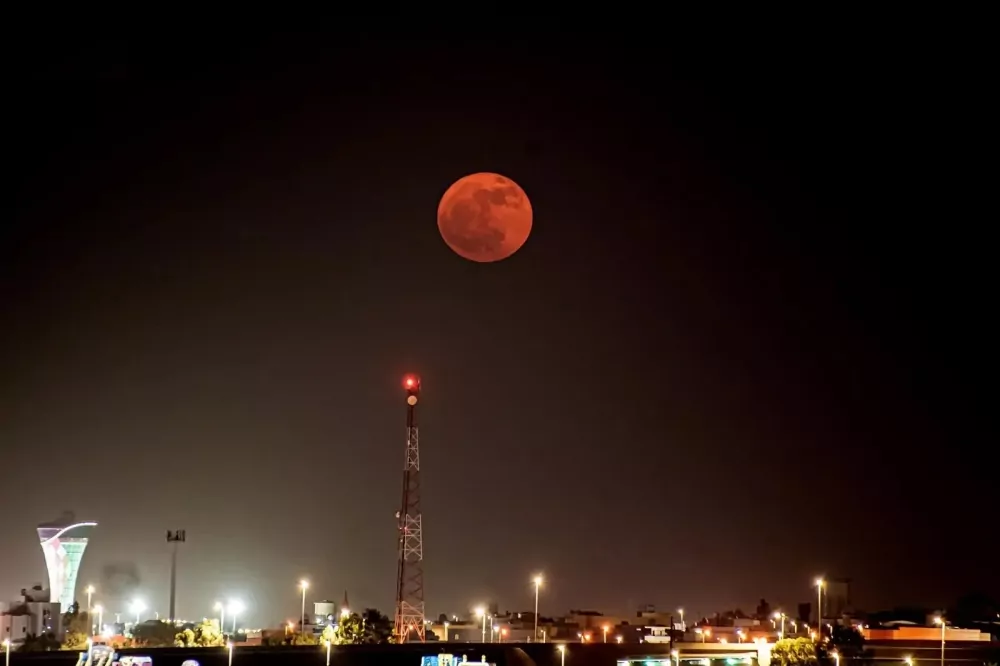 يعود-بعد-19-عامًا.-“قمر-الفراولة”-يزين-سماء-الحدود-الشمالية