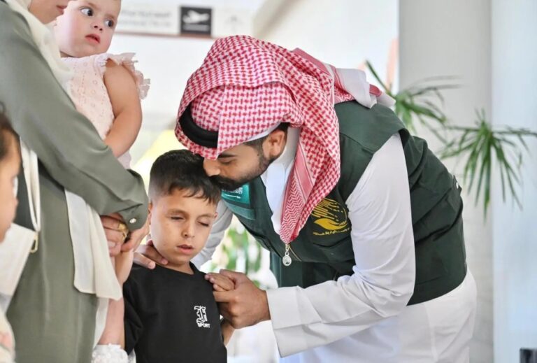 بتوجيه-القيادة.-وصول-الطفل-الفلسطيني-“محمد-خالد-حجازي”-إلى-المملكة-لتلقي-العلاج