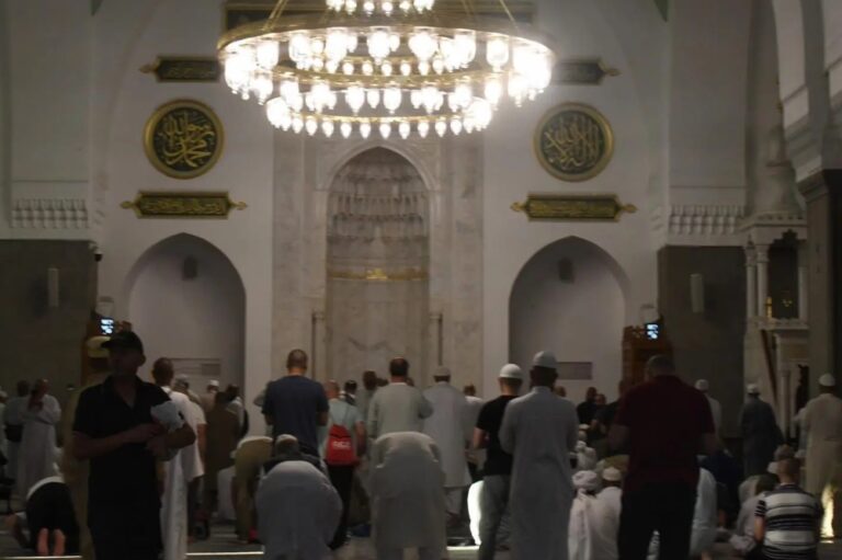 المدينة-المنورة.-توافد-الحجاج-من-مختلف-الجنسيات-للصلاة-في-مسجد-قباء