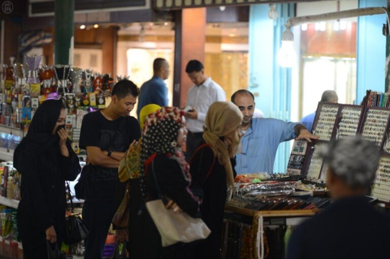 توافد-الحجاج-إلى-أسواق-جدة-التاريخية-لاقتناء-الهدايا-والتذكارات