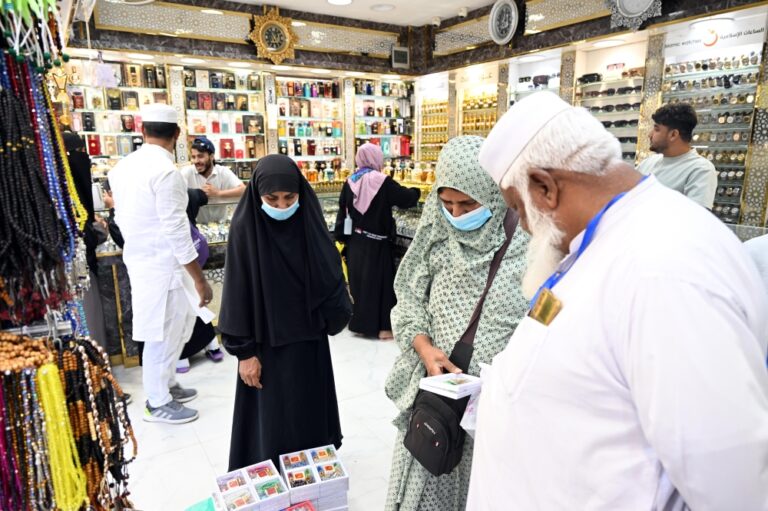 صور|-ضيوف-الرحمن-يختتمون-زيارة-المدينة-المنورة-باقتناء-الهدايا