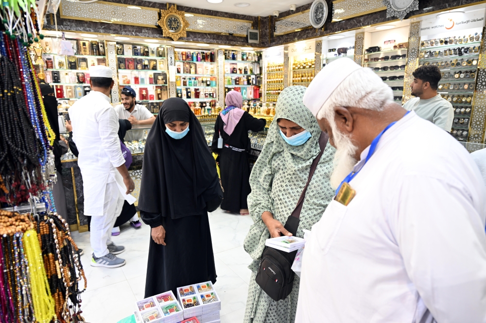 صور|-ضيوف-الرحمن-يختتمون-زيارة-المدينة-المنورة-باقتناء-الهدايا