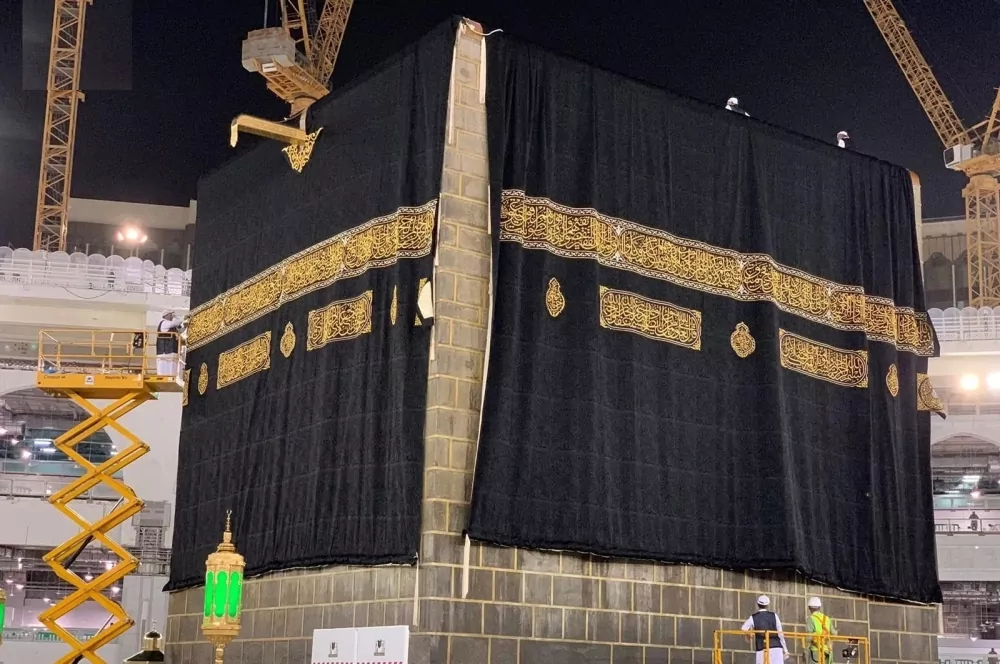 “شؤون-الحرمين”-تستخدم-7-خامات-فاخرة-لكسوة-الكعبة-المشرفة