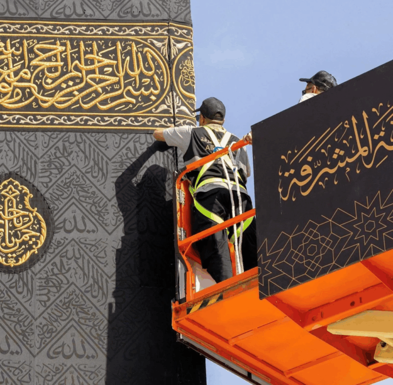 بدء-أعمال-تغيير-كسوة-الكعبة-المشرفة