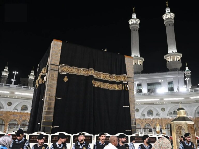 صور.-154-من-الكوادر-الوطنية-يستبدلون-كسوة-الكعبة-المشرفة