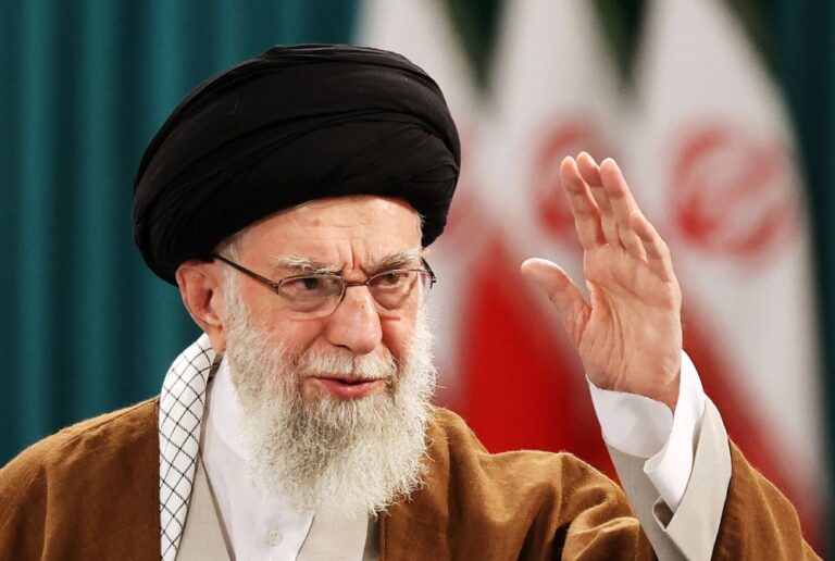 وجهنا-لهم-صفعة-قاسية.-خامنئي-يقلل-من-تأثير-الضربات-الأمريكية