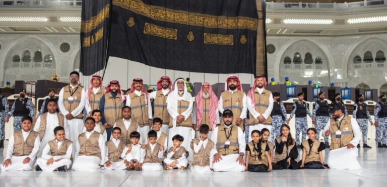 مشاركة-رمزية-لأبناء-شهداء-الوطن-في-مراسم-تغيير-كسوة-الكعبة