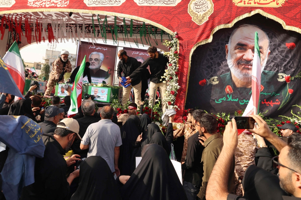 صور|-طهران-تشيع-جثامين-عسكريين-وعلماء-إيرانيين-قتلوا-في-الحرب-مع-إسرائيل