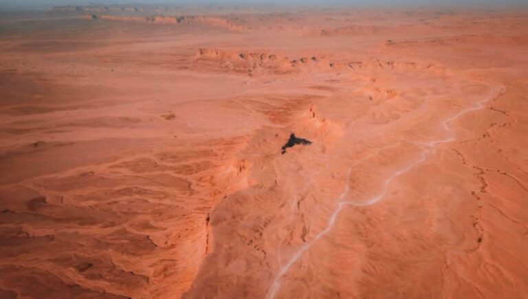 صور|-جبل-طويق.-تاريخ-يمثل-“همة-السعوديين”-ويحمل-مستقبل-مشرق