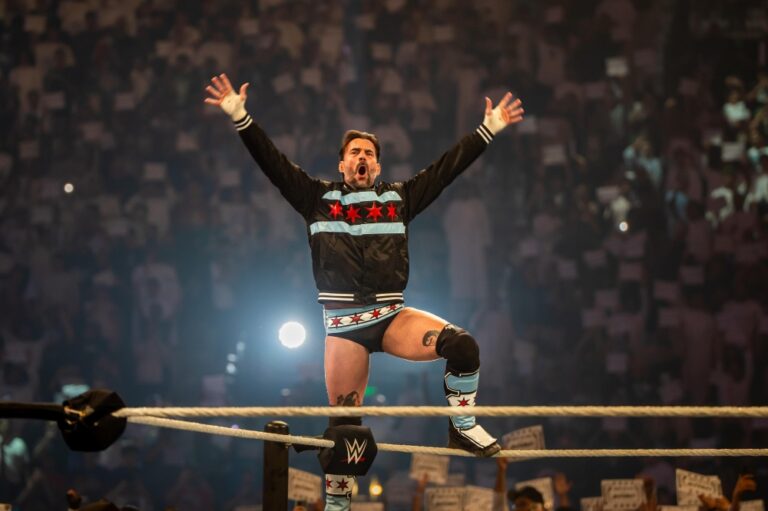 جون-سينا-يحافظ-على-بطولة-wwe-العالمية-الموحدة-بعد-فوزه-على-بانك