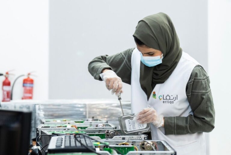 لمكافحة-التلوث-الرقمي.-تأهيل-وتوزيع-3200-حاسب-آلي-في-المملكة