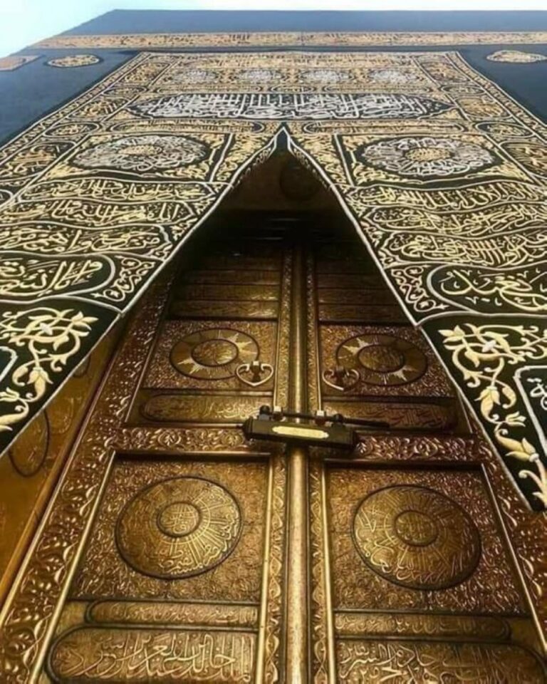 رفع-ستارة-باب-الكعبة-استعدادًا-لغسلها