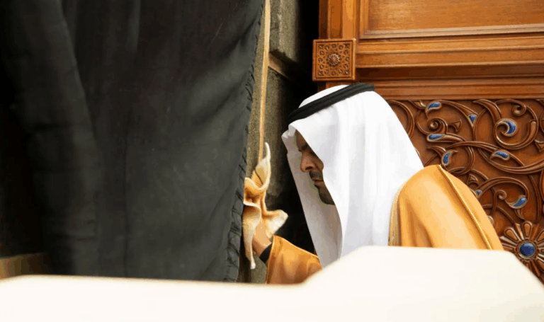 نيابةً-عن-الملك.-نائب-أمير-منطقة-مكة-المكرمة-يتشرف-بغسل-الكعبة-المشرفة