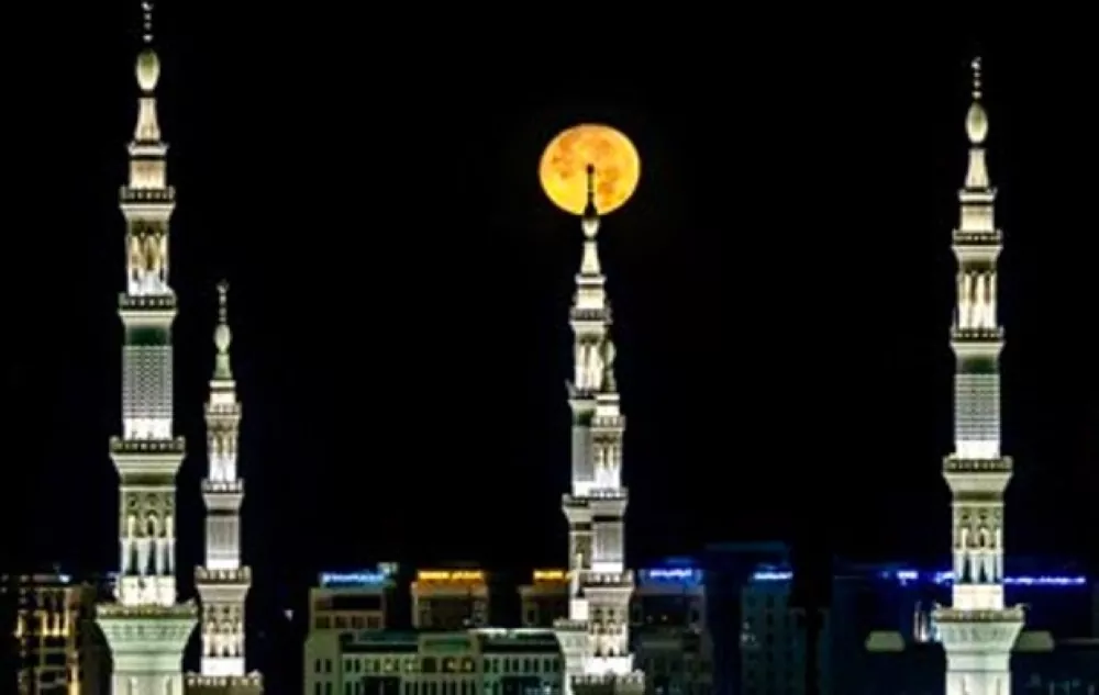 بالصور.-لقطات-متلألئة-للقمر-فوق-مآذن-المسجد-النبوي-الشريف