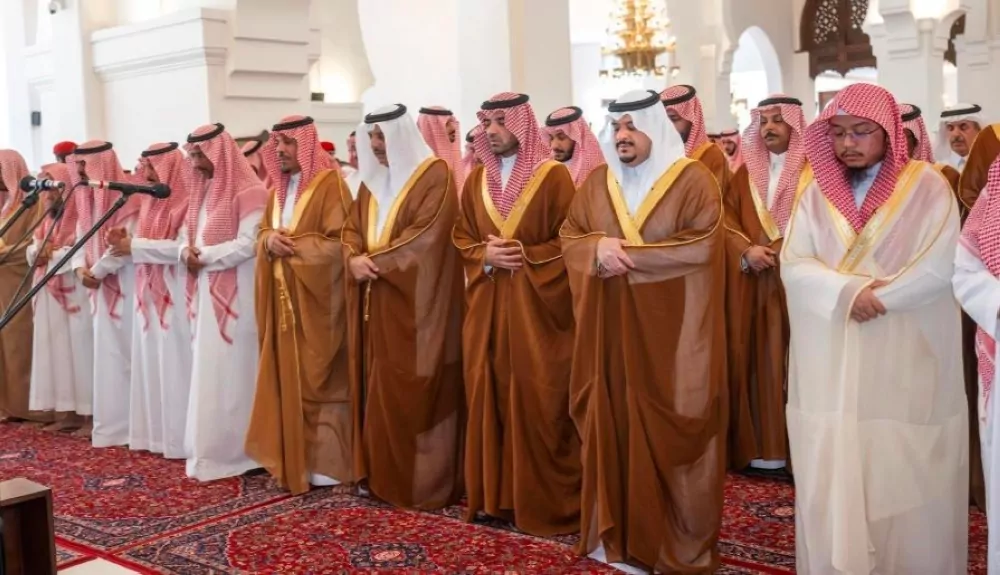 نائب-أمير-الرياض-يؤدي-صلاة-الميت-على-عبدالرحمن-بن-صالح-الشثري