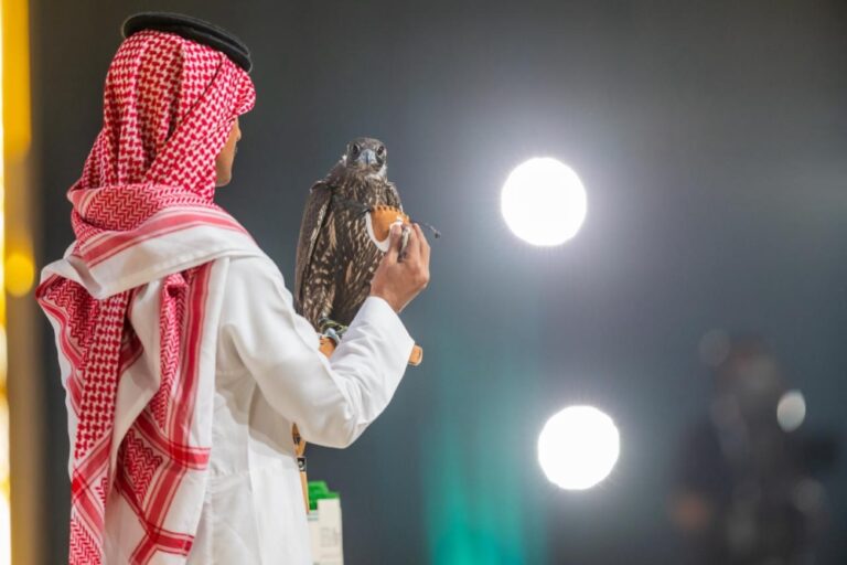 29-مليون-ريال-في-4-أعوام.-المزاد-الدولي-يجمع-صقاري-العالم-في-الرياض