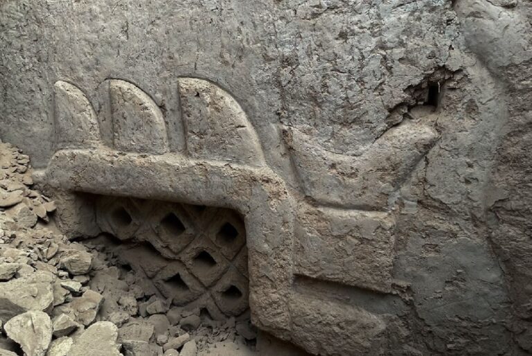 تعود-إلى-3000-عام.-اكتشاف-جدارية-في-البيرو-تبرز-علم-الآثار-البيروفي
