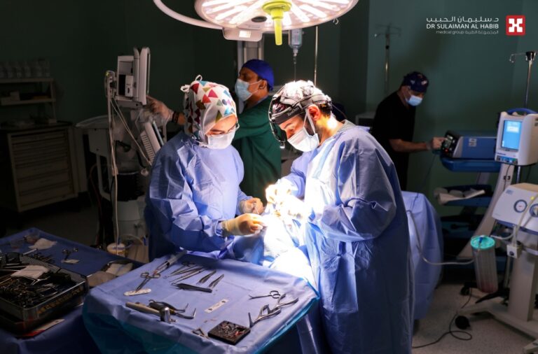 مستشفى-الدكتور-سليمان-الحبيب-بالخبر-ينهي-معاناة-مراجعة-مع-جرح-مفتوح-ومزمن-بالرأس-أدى-إلى-انكشاف-السحايا