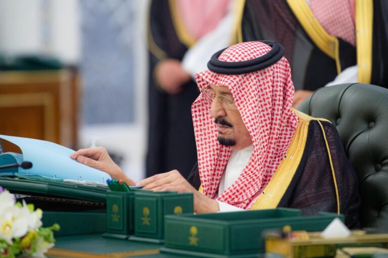 شاهد-بالفيديو-شهادة-للتاريخ.-لأول-مرة-تسجيل-يكشف-تفاني-خادم-الحرمين-في-العمل