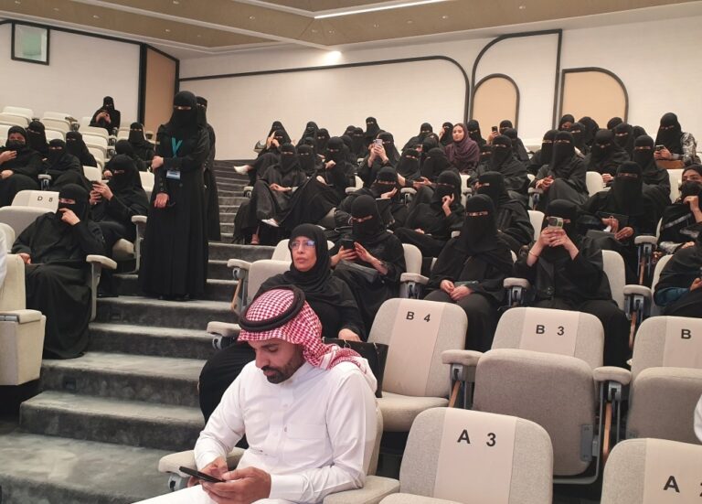 214
فتاة-سعودية-يتأهلن-للعمل-في-السياحة-–-#عاجل