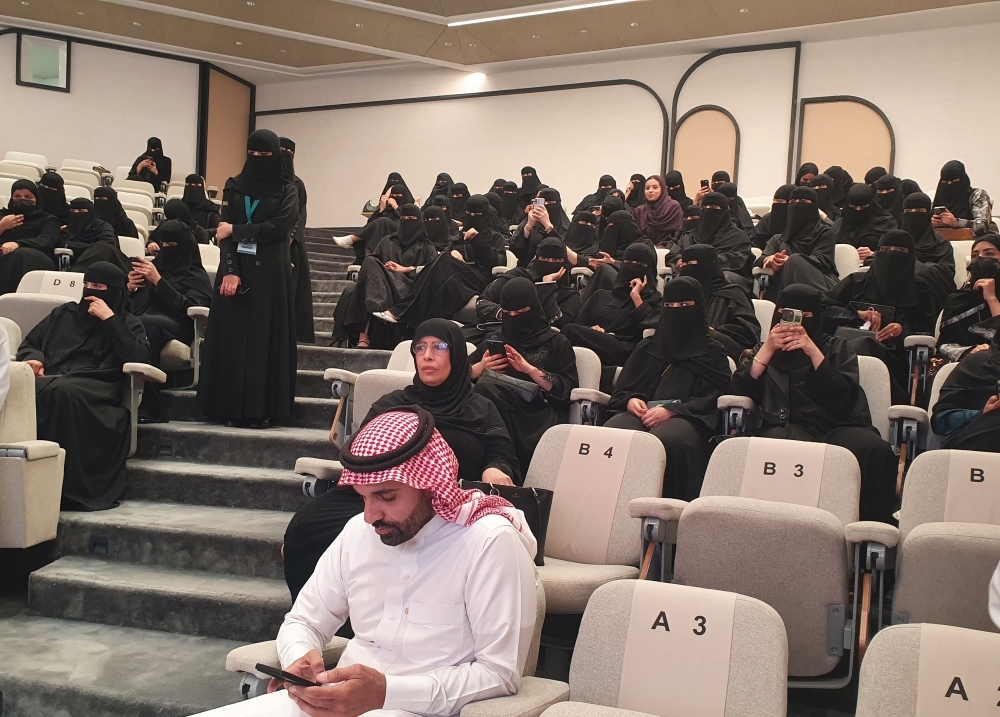 214
فتاة-سعودية-يتأهلن-للعمل-في-السياحة-–-#عاجل