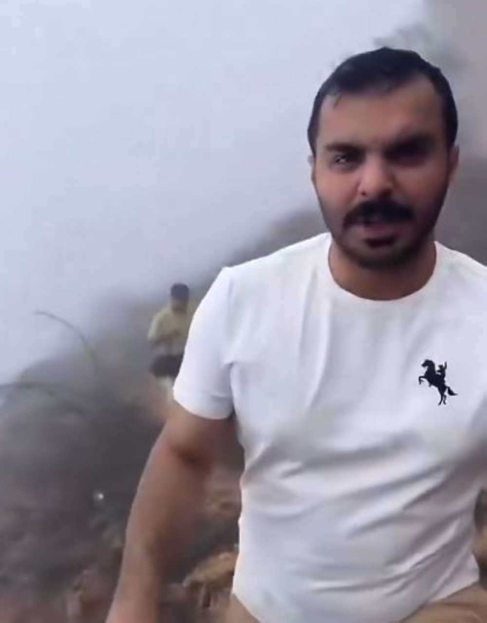 شاهد-|-اللحظات-الأخيرة-للشاعر-“سعود-بن-معدي”-على-جبل-سمحان-قبل-سقوطه