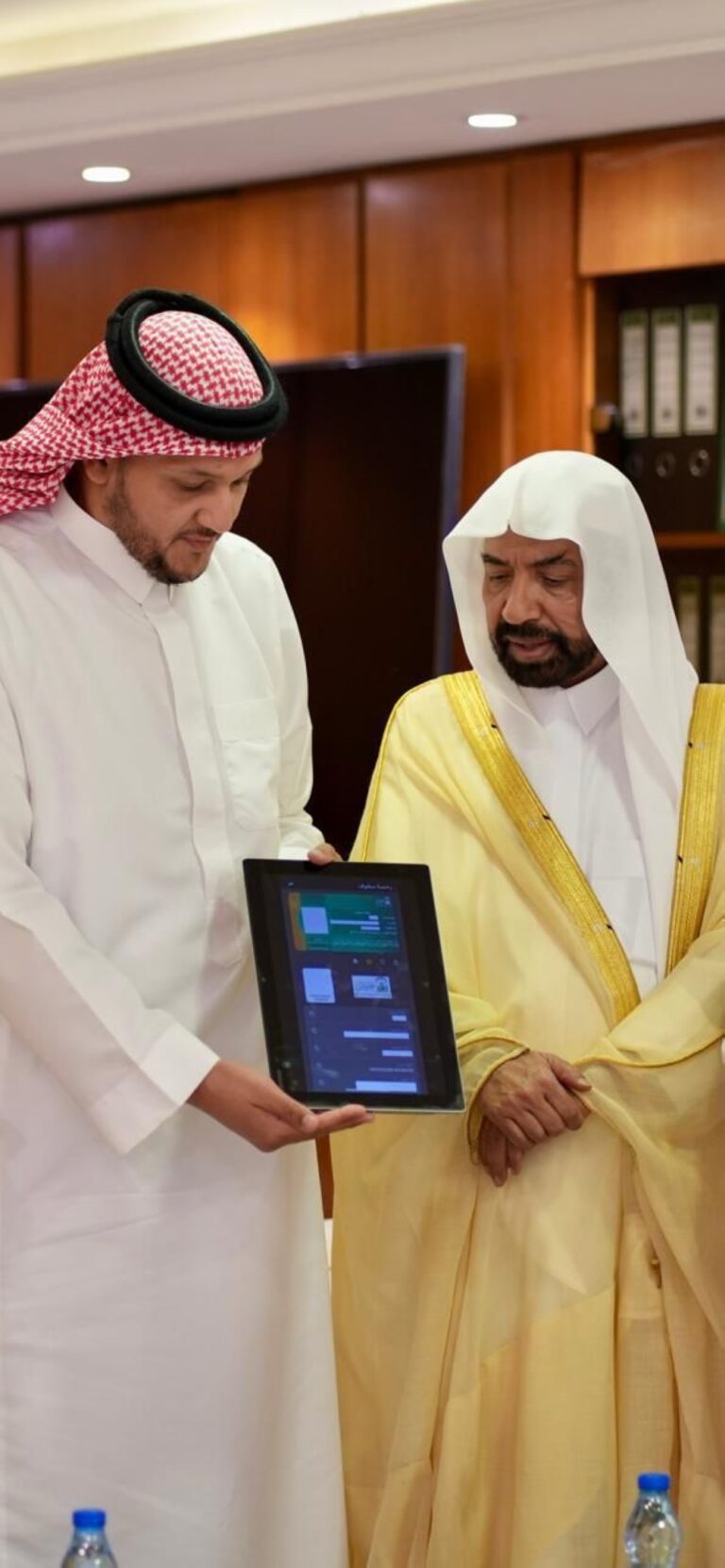 “الشؤون-الدينية”-تسلّم-كبار-المطوفين-أول-رخصة-رقمية-عبر-“توكلنا”