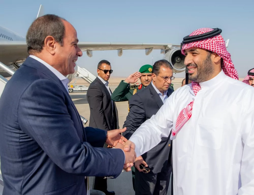 الرئيس-المصري-يصل-إلى-نيوم-وولي-العهد-في-مقدمة-مستقبليه