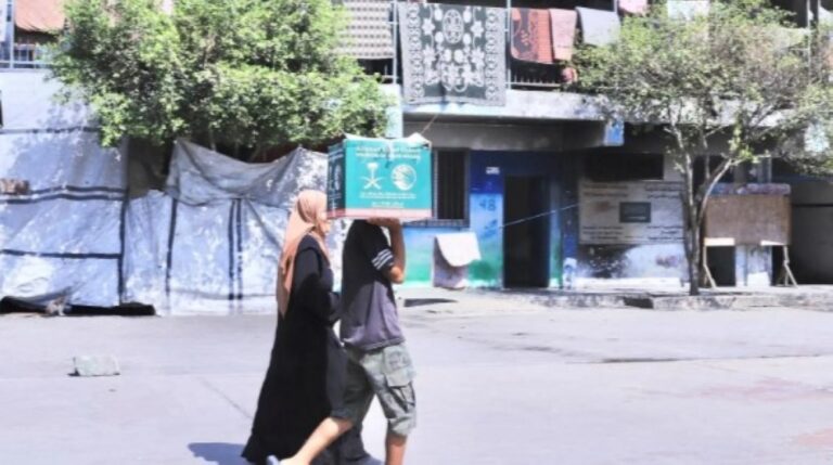 صور.-آلاف-الأسر-الفلسطينية-في-غزة-تستفيد-من-مساعدات-مركز-الملك-سلمان
