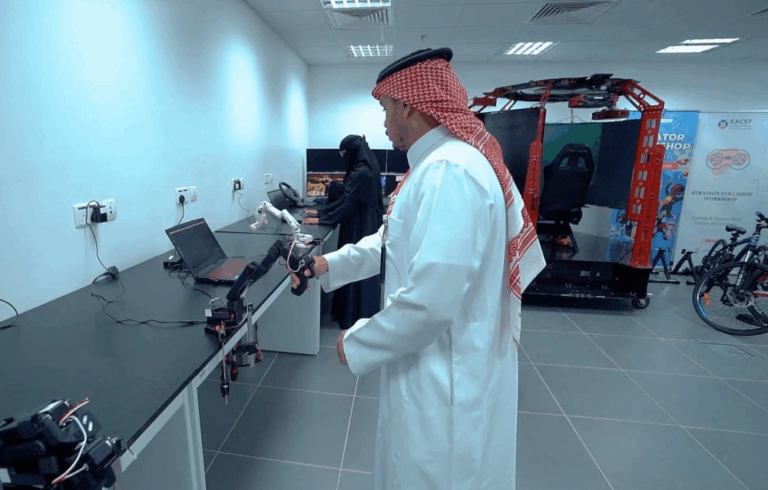 عقول-سعودية-تطور-مشروعات-ذكاء-اصطناعي-وروبوتات-بمختبرات-“كاكست”